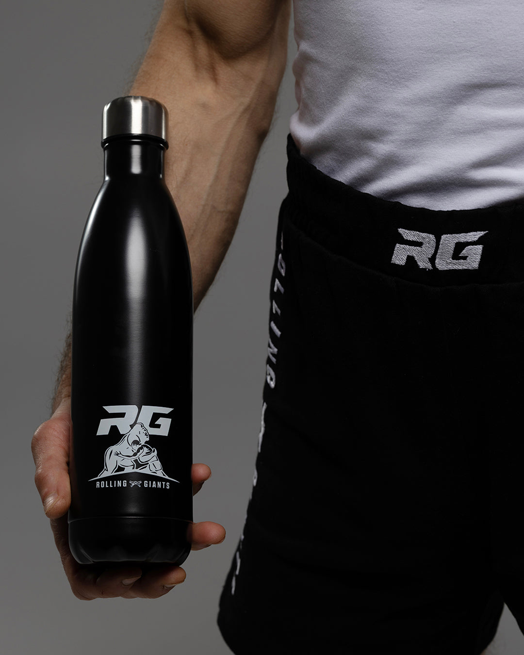 Black RG stainless steel insulated water bottle with 750ml capacity, featuring a sleek design and secure screw-on lid.